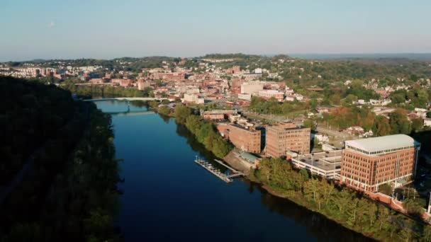 Morgantown West Virginia Está Situado Una Colina Empinada Sobre Río — Vídeo de stock