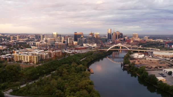 Ponte Arco Histórico Transporta Tráfego Sobre Rio Cumberland Lado Nashville — Vídeo de Stock