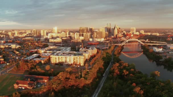 Historyczny Most Łukowy Przenosi Ruch Przez Rzekę Cumberland Obok Nashville — Wideo stockowe