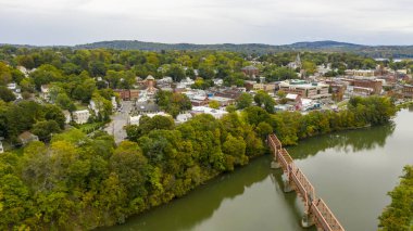 Catskill Creek Havayolları üzerindeki yaya köprüsü New York şehri