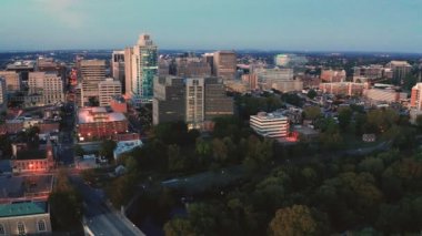 Sabahın erken saatlerinde Wilmington Delaware şehir merkezindeki binalara ve mimariye vurur.