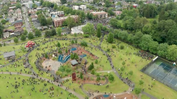 参考译文 和平抗议在西雅图杰斐逊公园结束了静默的行军 — 图库视频影像