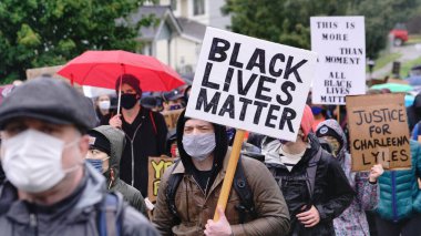 Seattle, WA / USA 12 Haziran: Street View Sessiz Protestocular Yürüyüşü Seattle 'da 12 Haziran 2020 tarihinde 60.000 kişilik güçlü George Floyd için Jefferson Park' a                               