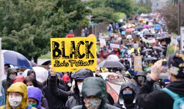 Seattle, WA / ABD 12 Haziran: Street View Sessiz Protestocular Yürüyüşü Seattle 'da 12 Haziran 2020 tarihinde 60.000 kişilik güçlü George Floyd için