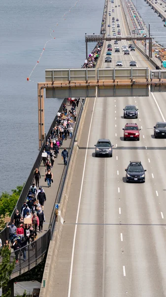 Protesters Walk Interstate Floating Bridge Crossing Lake Washington Blm March — Stock Photo, Image