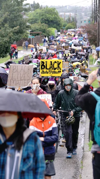 Des Manifestants Silencieux Défilent Sous Pluie Dans Les Quartiers Seattle — Photo