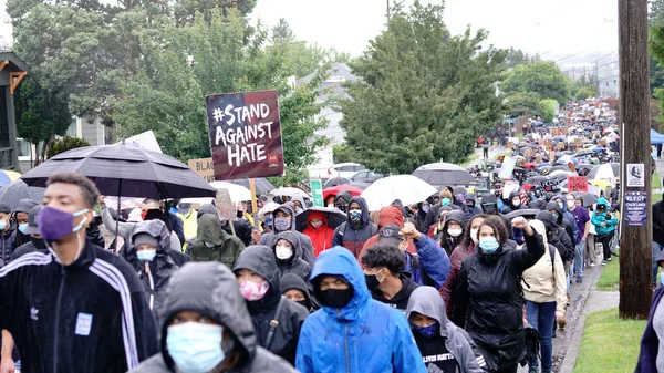 Sessiz Protestocular Seattle Daki Mahallelerden Geçerek Yağmur Altında Yürüyor Siyahların — Stok fotoğraf