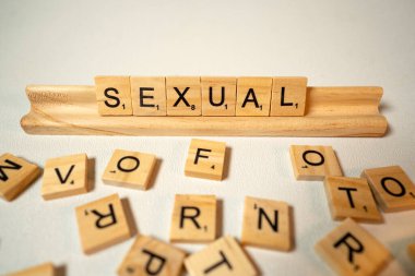 Scrabble Tepsisi ve Blok Harfleri Beyaz Üzerine Cinsel Değer Veriyor