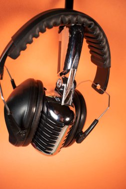 Genel olarak müzik kaydetmek ve dinlemek için kullanılan eşyalar ve konuşulan sözcük