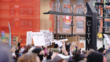   Muckleshoot Kabilesi, Auburn WA USA 'deki belediye binasının merdivenlerinde barışçıl bir protesto düzenledi.                             