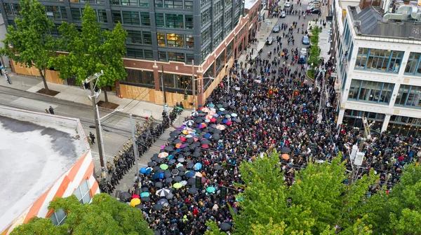 Толпа Собирается Зонтиками Встретиться Полицией Столичном Холме Сиэтла — стоковое фото