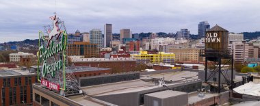Portland, OR / USA 2 Nisan 2020: Eski Portland üzerindeki hava manzarası ve ünlü neon ışığı ve su kulesi 2 Nisan 2020