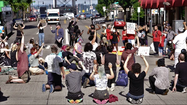 Street View Demonstranten Creëren Een Mob Scene Blokkeert Een Kruispunt — Stockfoto