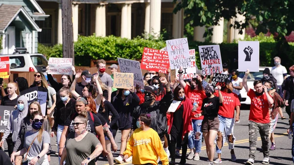 Street View Młodzi Protestujący Maszerują Blokując Skrzyżowania George Floyda Blm — Zdjęcie stockowe