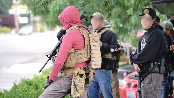 Hombres Armados Street View Reúnen Con Armas Automáticas Mientras Los —  Fotos de Stock