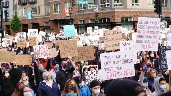 Street View Protesters Gather Holding Signs While Police Keep Watch — Stock Photo, Image