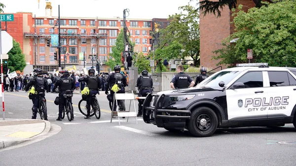 Street View Demonstranten Verzamelen Terwijl Politie Wacht Houdt Bij Het — Stockfoto