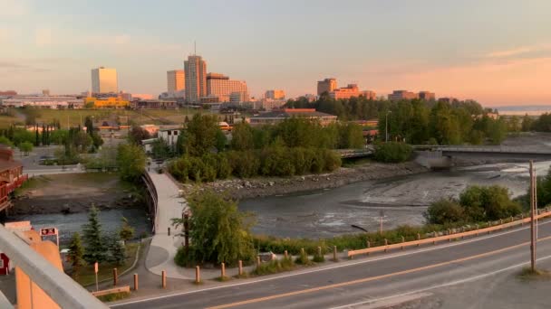 Een Luchtfoto Naar Het Centrum Van Anchorage Vanuit Een Perspectief — Stockvideo