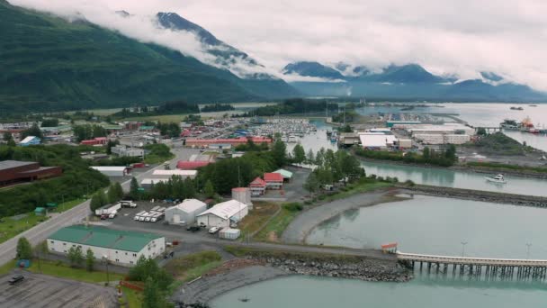 Przesuń Się Nad Wlotem Prowadzącym Przystani Poślizgów Łodzią Valdez Alaska — Wideo stockowe