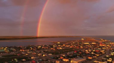 Gece yarısı Kotzebue Alaska 'da güneş parlarken yağmur yağar.