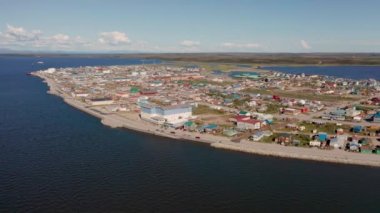 Güneş gecenin bir yarısı Kotzebue Alaska 'da parlıyor ve çok güzel bir kontrast oluşturuyor.