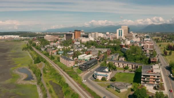 Anchorage Şehir Merkezine Cook Inlet Alaska Nın Perspektifinden Hava Görüntüsü — Stok video