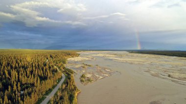 Denali Dağları 'nın buzullarından Alaska Deltası' na doğru büyük, çamurlu bir nehir akıyor.