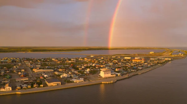 ฝนตกเม อดวงอาท องแสงในช วงกลางค Kotzebue อลาสก าสร างความแตกต างท สวยงามระหว — ภาพถ่ายสต็อก