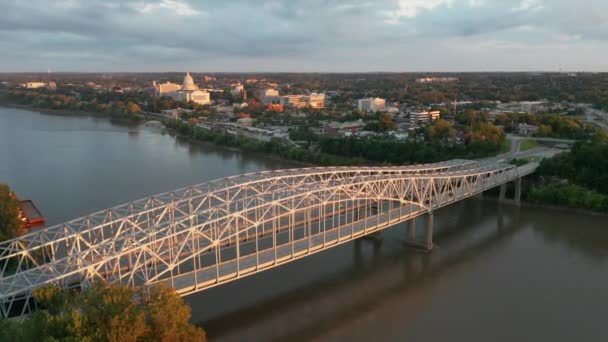穿越美国63号公路的交通进出密苏里州首府的桥梁 — 图库视频影像