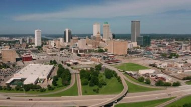 Şehir merkezindeki Tulsa Oklahoma 'nın şehir merkezine giden hava manzarası.
