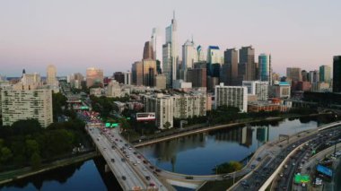 Philadelphia 'da Gece Şelaleleri ve Schuylkill Nehri