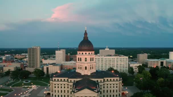 Nubes Suaves Vuelven Rosadas Sobre Capitolio Topeka Kansas — Vídeos de Stock
