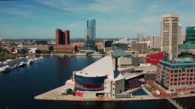 Baltimore 'un doğu kıyısında güzel mavi bir gökyüzü var.