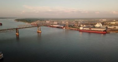 Hava Manzaralı Baton Rouge Louisiana Limanı ve Nehir Gemileri 