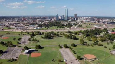 Otobanın yanındaki park Oklahoma City 'ye doğru gidiyor.