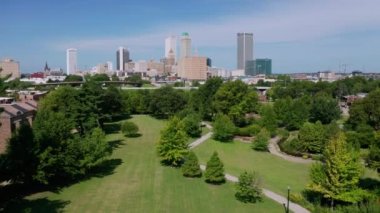 Arkansas Nehri yakınlarındaki Tulsa Oklahoma 'nın eteklerinde yükseliyor.