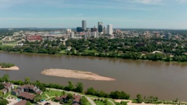 Şehir merkezindeki Tulsa Oklahoma 'nın şehir merkezine giden hava manzarası.