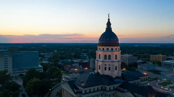 Różowe Pomarańczowe Światło Pozostaje Słońcu Ukrywa Się Horyzontem Topeka Kansas — Zdjęcie stockowe