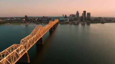 Ohio Nehri üzerindeki Louisville Kentucky Hava Perspektifi 4k UHD
