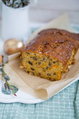 Havuç somun kek parlak sırlı ve Beyaz ahşap zemin üzerinde fındık ile yakın kadar seçici odak