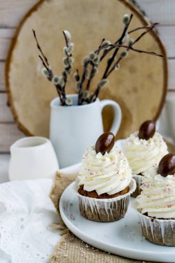 Havuç Paskalya cupcakr yakın seective odak kadar buzlanma üst ve çırpılmış krem çikolata yumurta ile