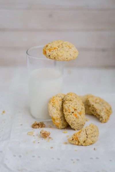 Biscotti di farina d'avena carota con noci e latte primo piano selettivo focus — Foto Stock