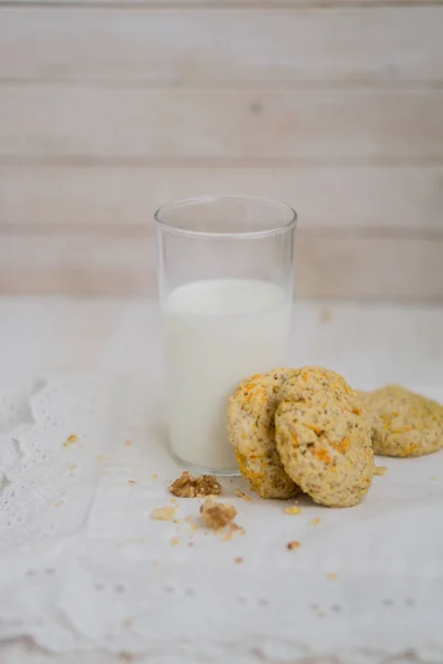 Ovesné sušenky mrkev s ořechy a mléko zblízka Selektivní ostření — Stock fotografie