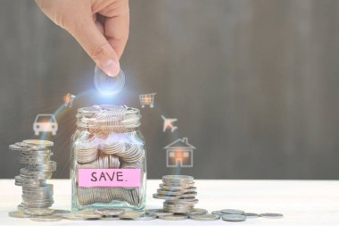 Kadın el cam şişelerde, gücünü para ve gelir ya da yatırım fikirleri ve finansal yönetim gelecek için kaydetmek para koymak.