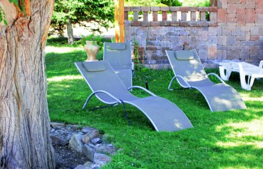 Gri kumaş şezlong yeşil yaz bahçesinde