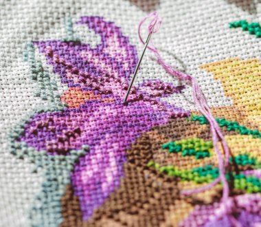 Multicolours ışık arka plan üzerinde nakış içinde iğne