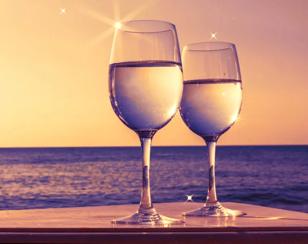 Two Glasses Wine Sunset Sea Horizon — Stock Photo, Image