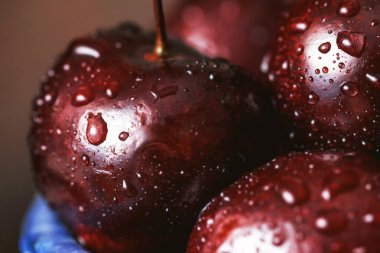 Koyu kırmızı olgun tatlı kiraz yakın çekim