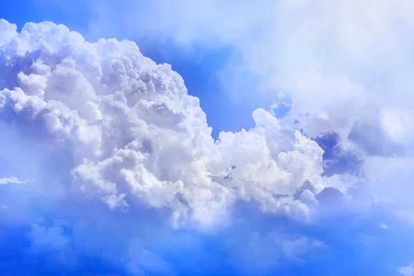 Nuvens Cumulonimbus Muito Brancas Céu Azul Ensolarado — Fotografia de Stock