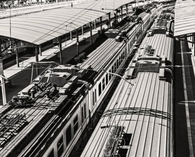 Siyah ve beyaz güneşli bir günde trenlerde çatılar